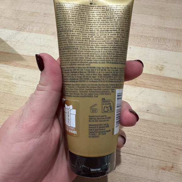 ISDIN Isdinceutics Essential Scrub Exfoliating Cleanser - Cream - Picture 2 of 6